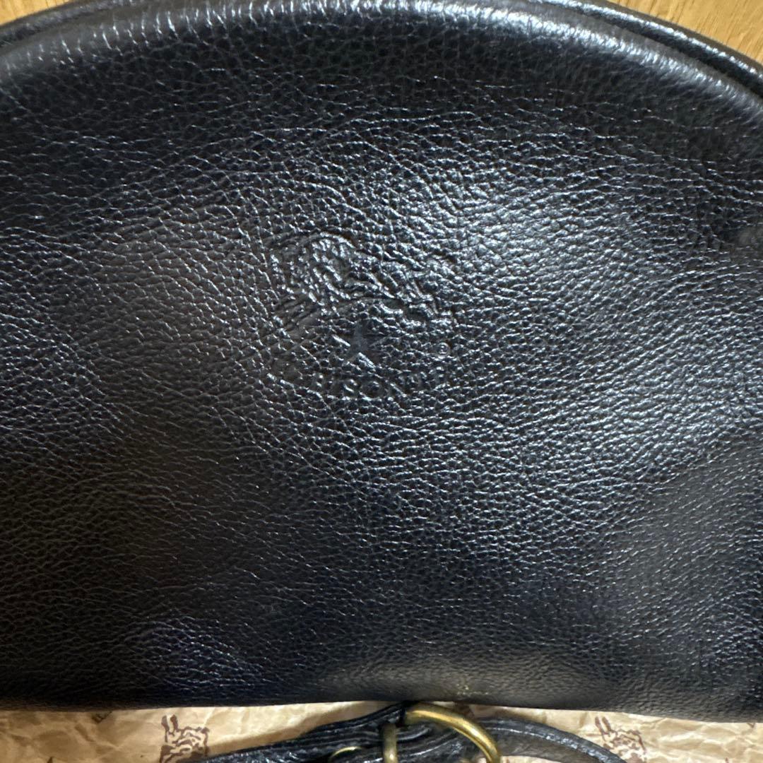 IL BISONTEレザー ショルダーバッグ ハーフムーン 半月型 ブラック