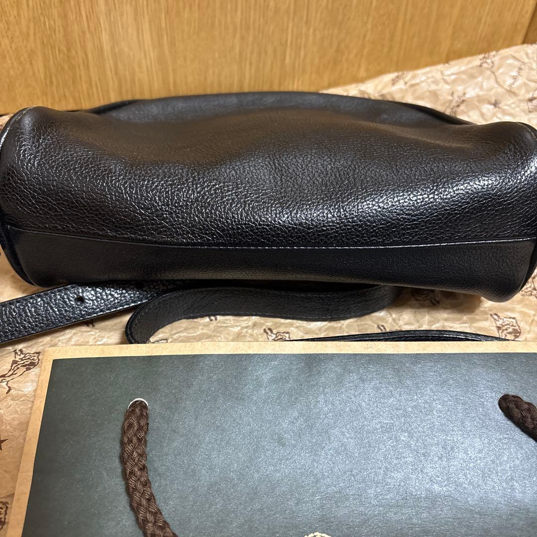 IL BISONTEレザー ショルダーバッグ ハーフムーン 半月型 ブラック