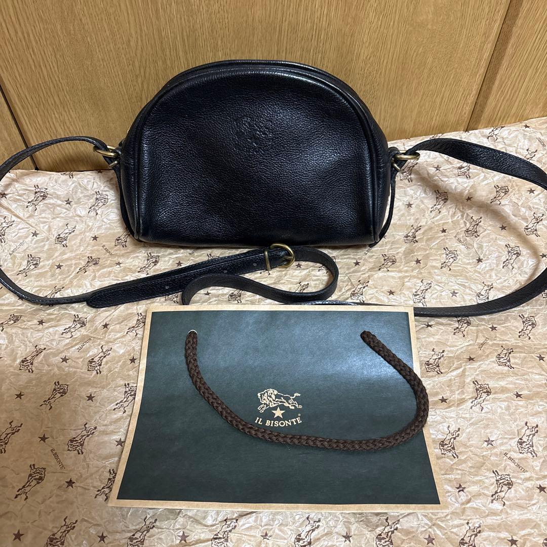 IL BISONTEレザー ショルダーバッグ ハーフムーン 半月型 ブラック