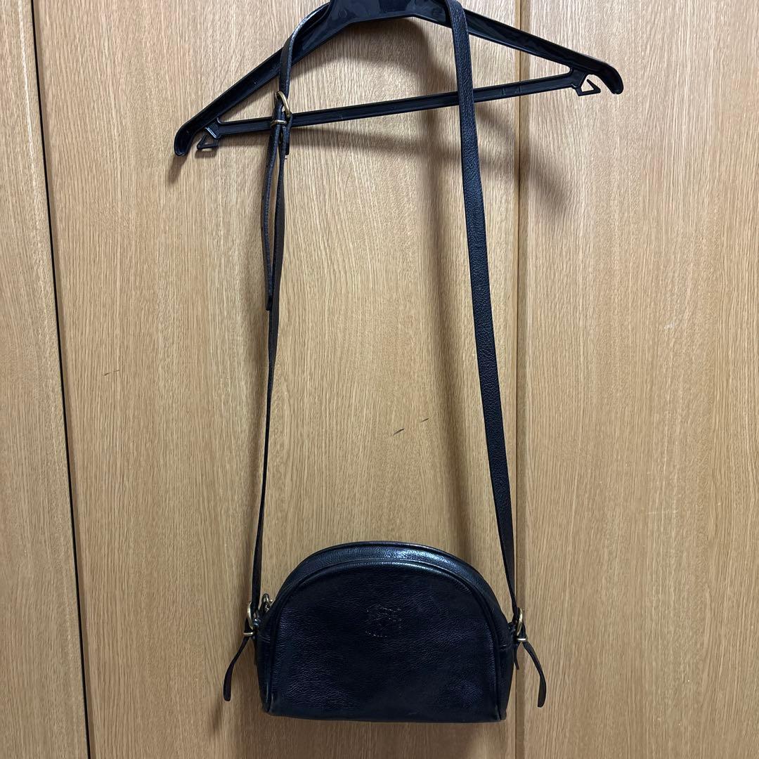 IL BISONTEレザー ショルダーバッグ ハーフムーン 半月型 ブラック