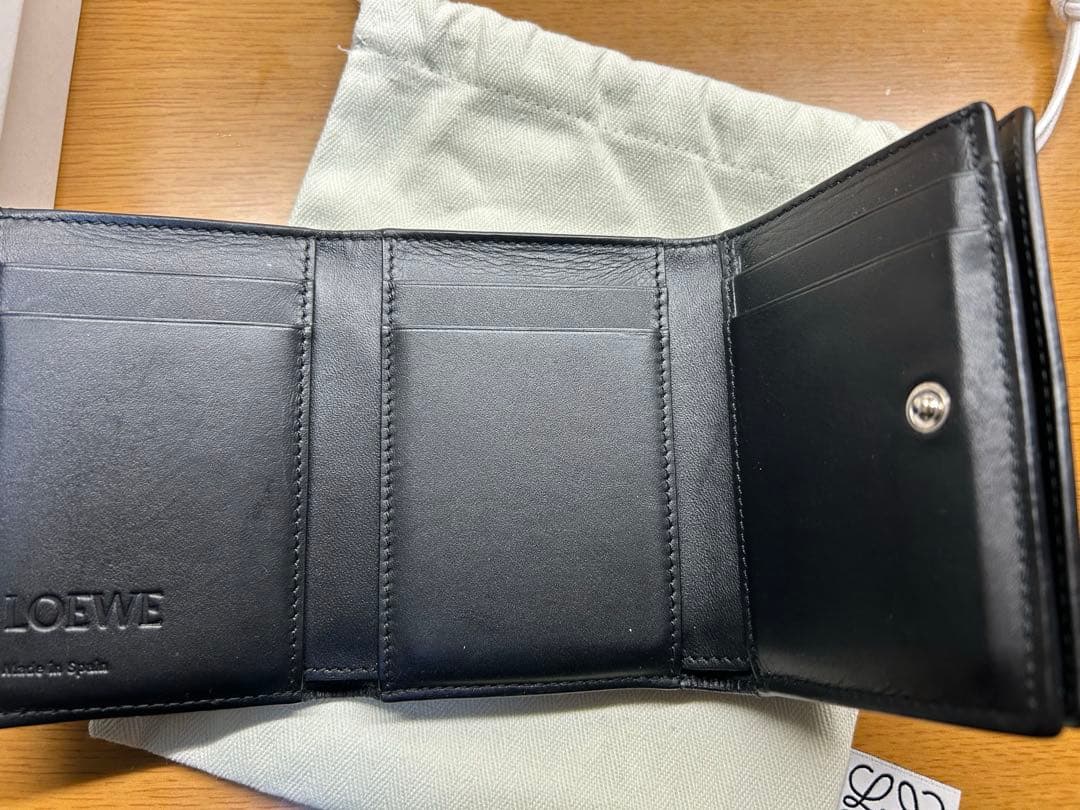 ロエベ LOEWEトライフォールド ウォレット(ソフトグレインカーフ) 財布