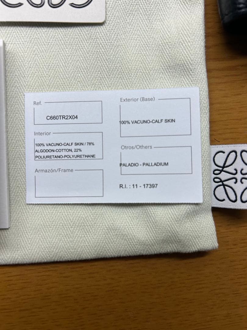 ロエベ LOEWEトライフォールド ウォレット(ソフトグレインカーフ) 財布