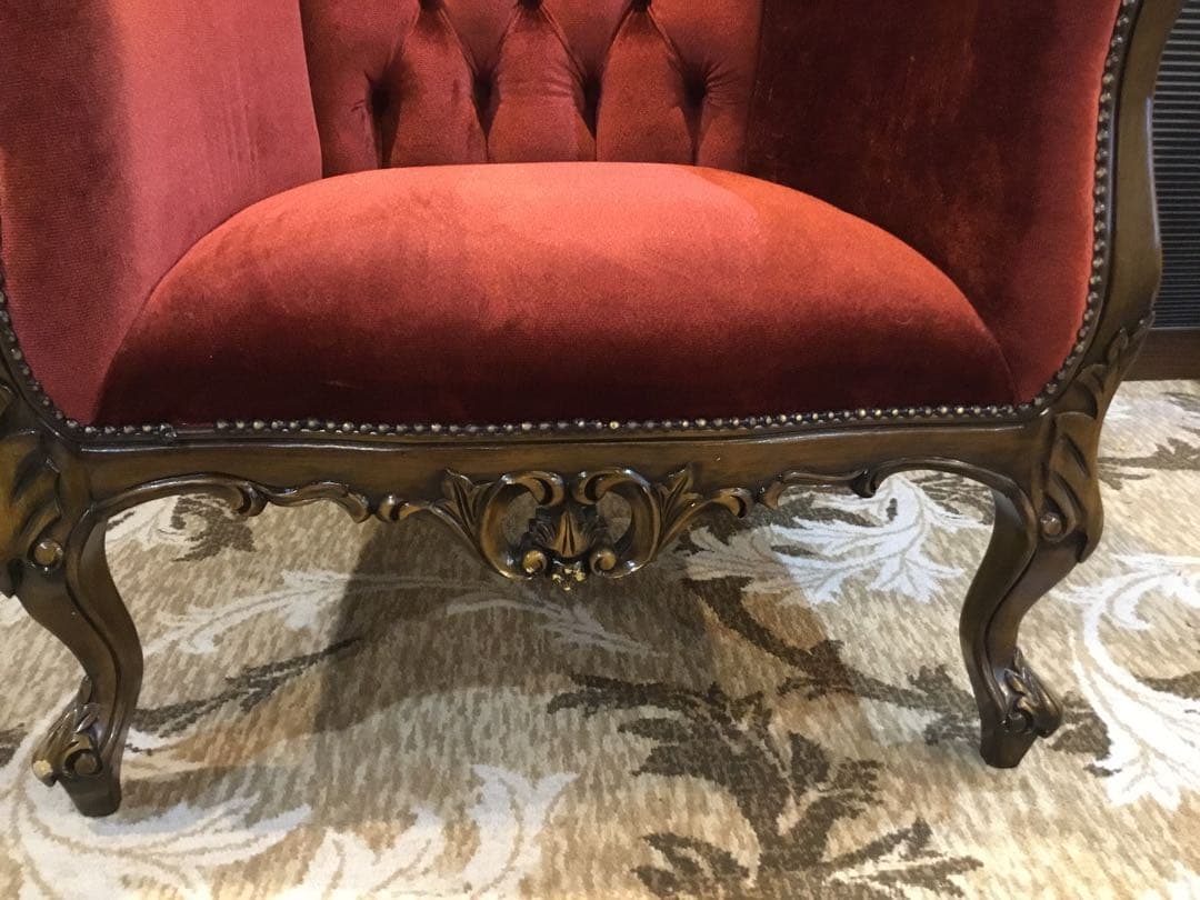バロックスタイル 赤いアームチェア