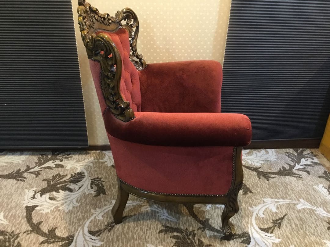 バロックスタイル 赤いアームチェア