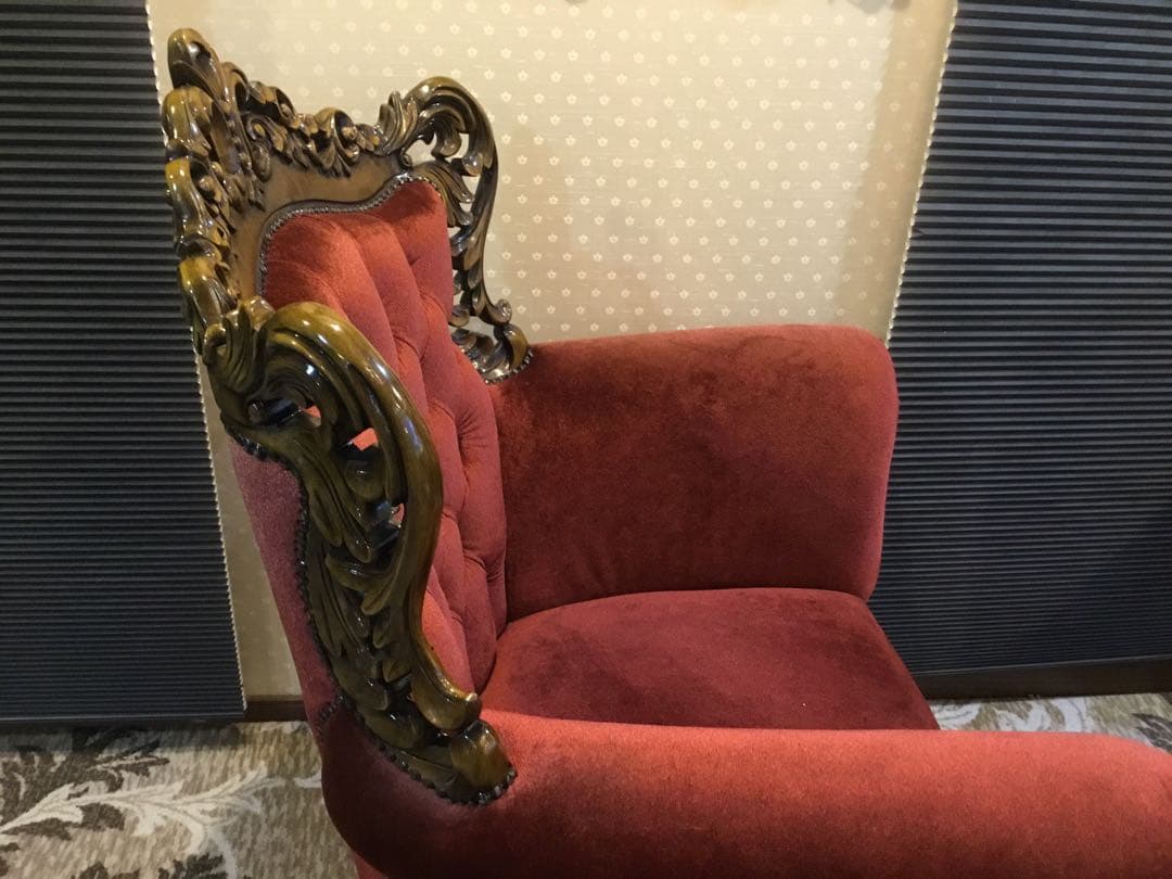 バロックスタイル 赤いアームチェア