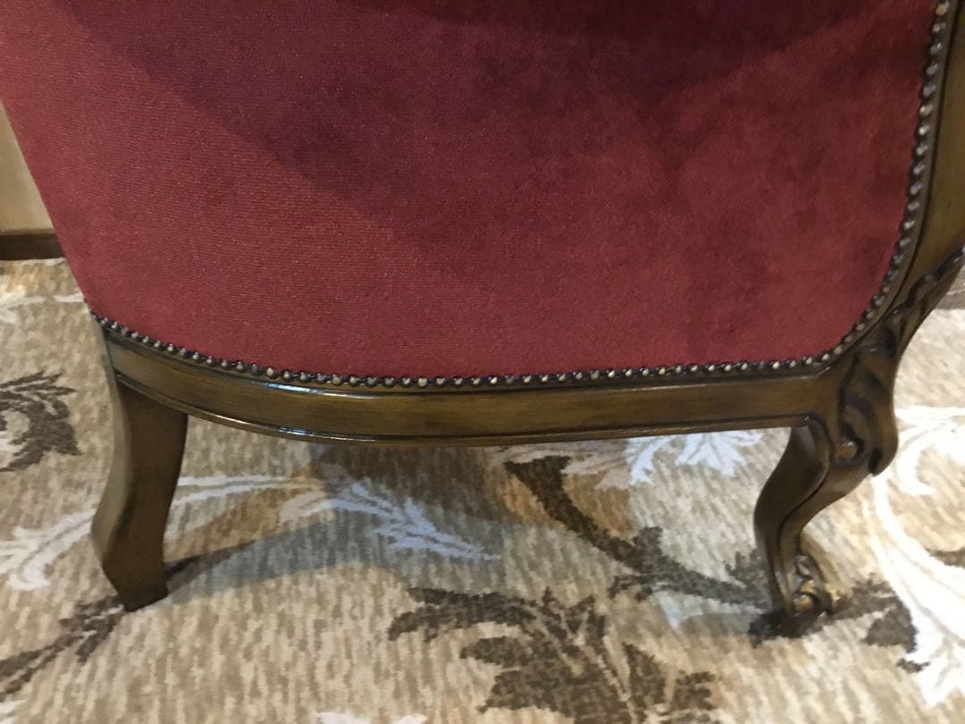 バロックスタイル 赤いアームチェア