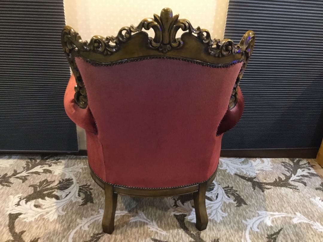 バロックスタイル 赤いアームチェア