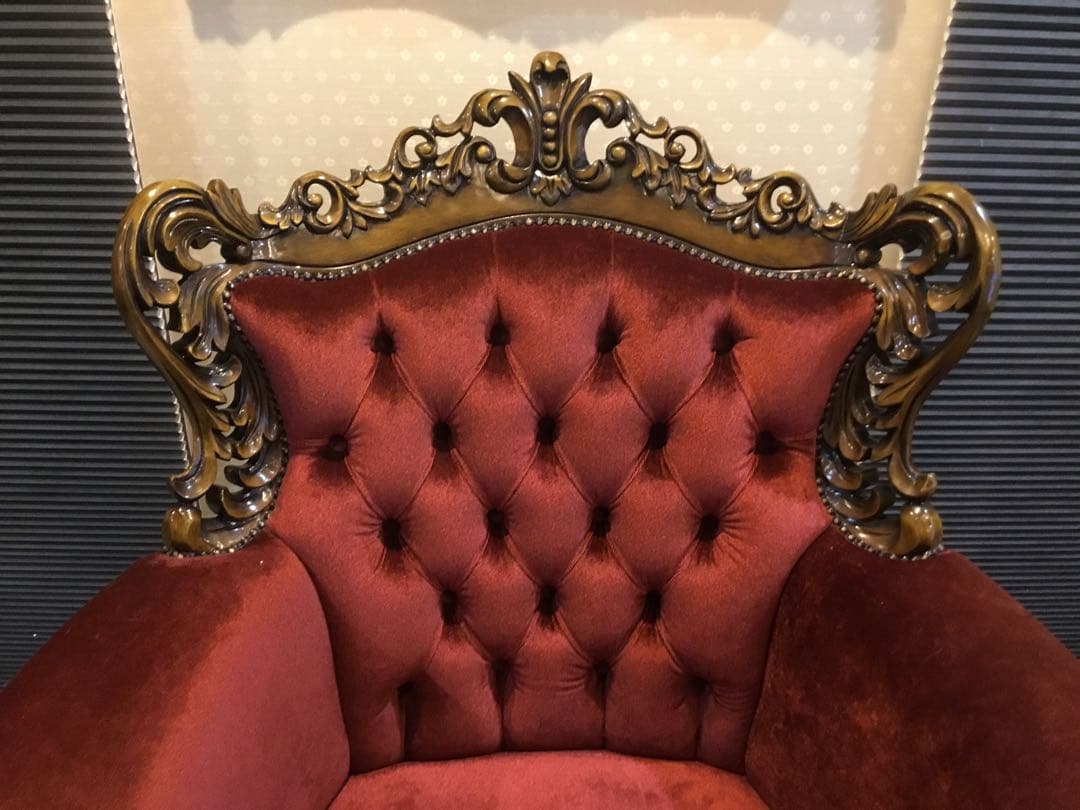 バロックスタイル 赤いアームチェア