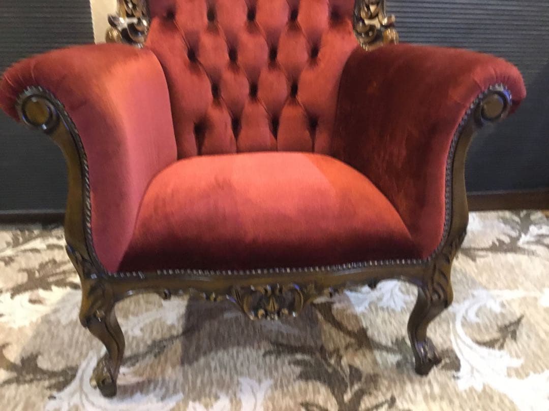 バロックスタイル 赤いアームチェア
