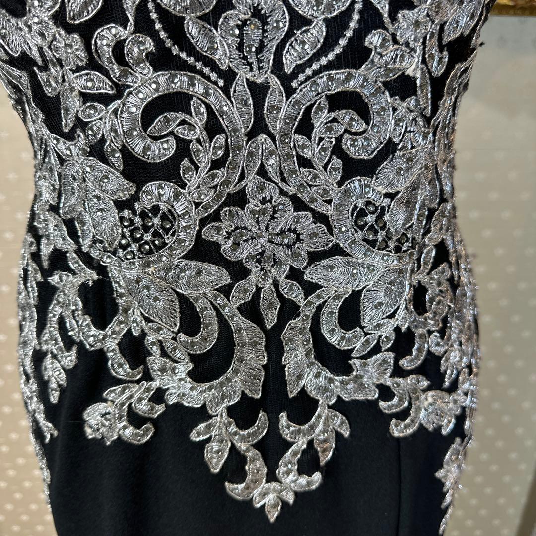 ブラックハイネック刺繍ドレス