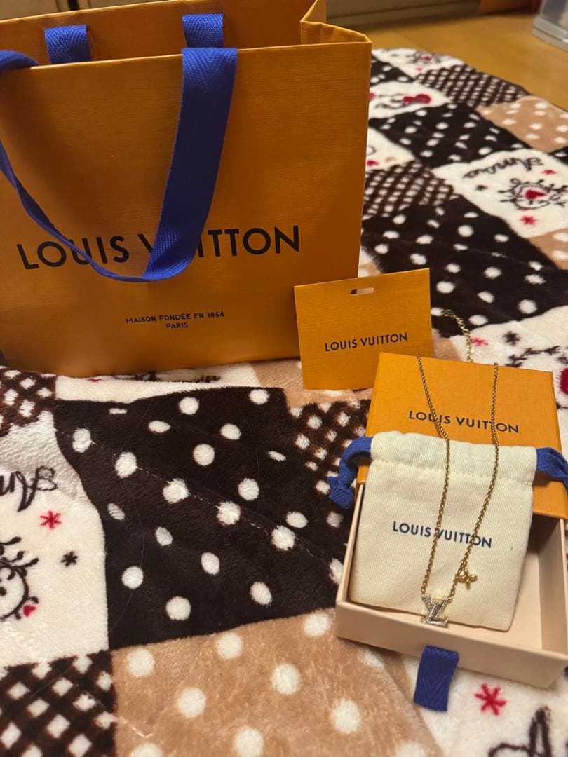 LOUIS VUITTON LVロゴネックレス ゴールド