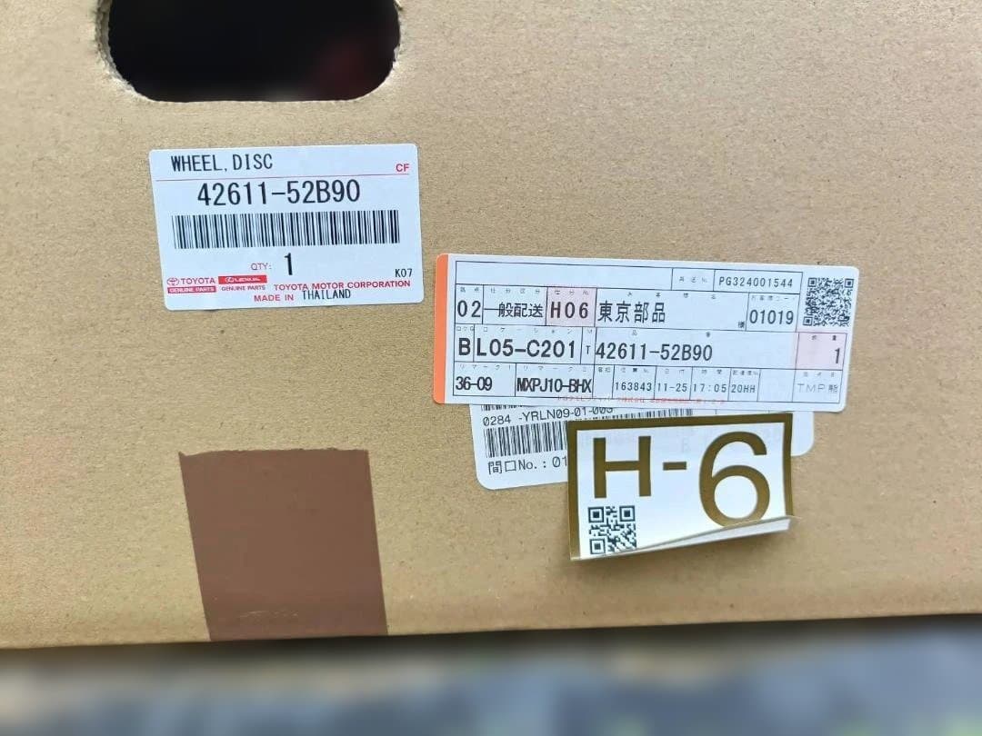 トヨタ　ヤリスクロス　純正18インチアルミホイール