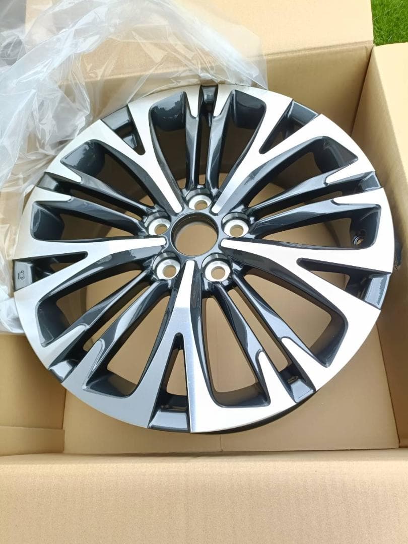 トヨタ　ヤリスクロス　純正18インチアルミホイール