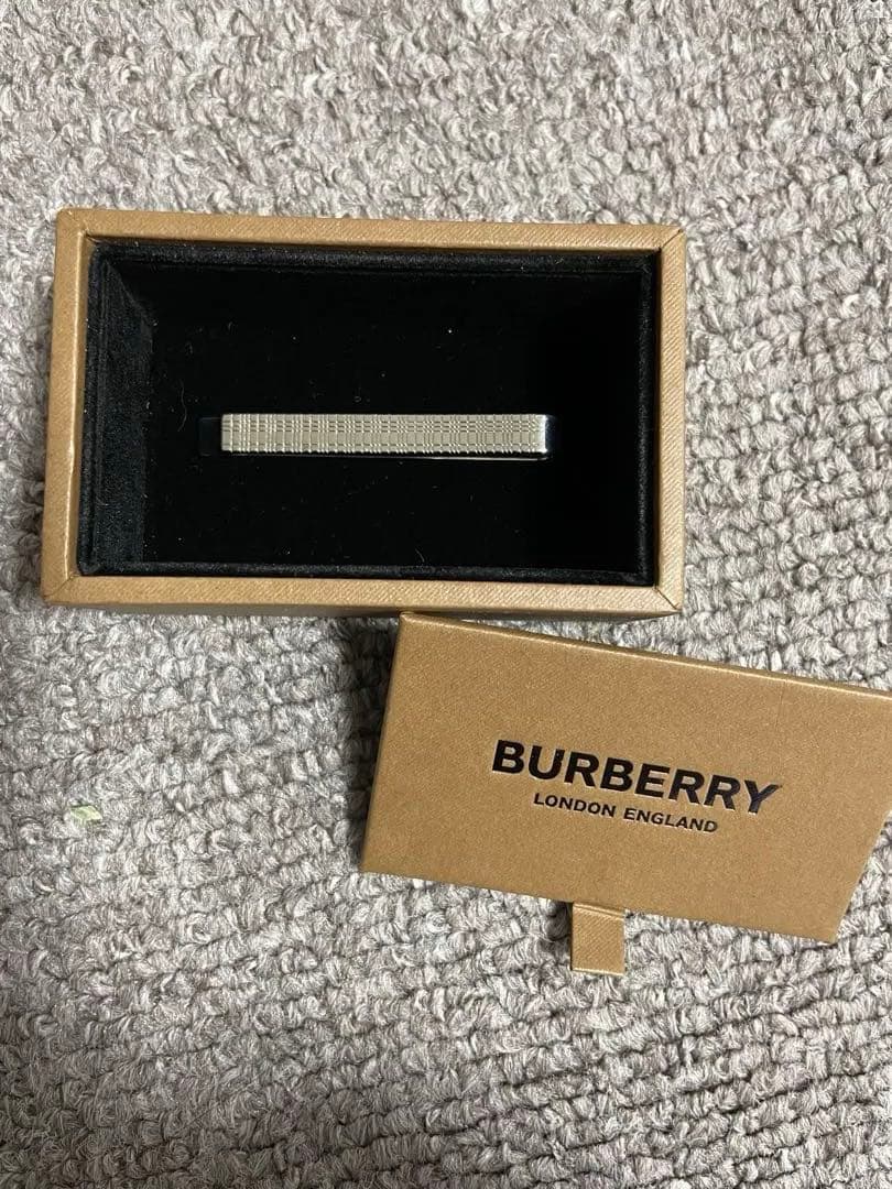 使用回数2回ほど！美品、箱付き　BURBERRY シルバー ネクタイピン