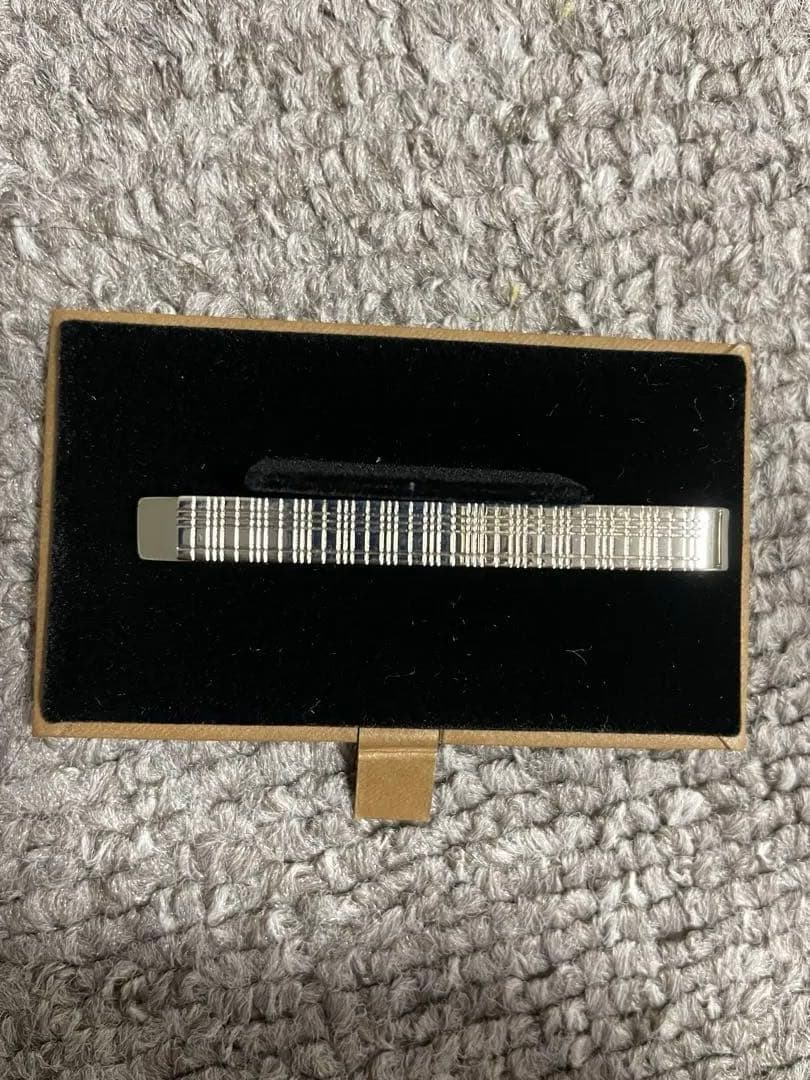 使用回数2回ほど！美品、箱付き　BURBERRY シルバー ネクタイピン