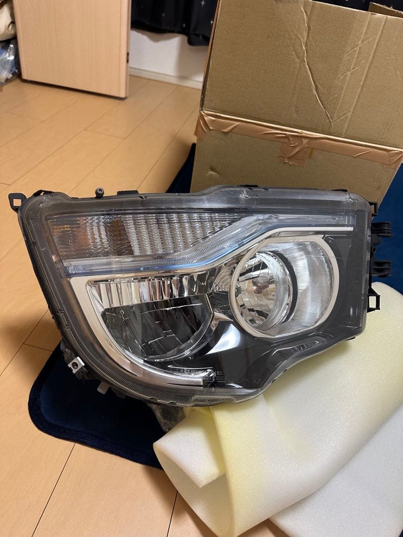 三菱ふそう 17スーパーグレート 運転席側ヘッドライト 中古