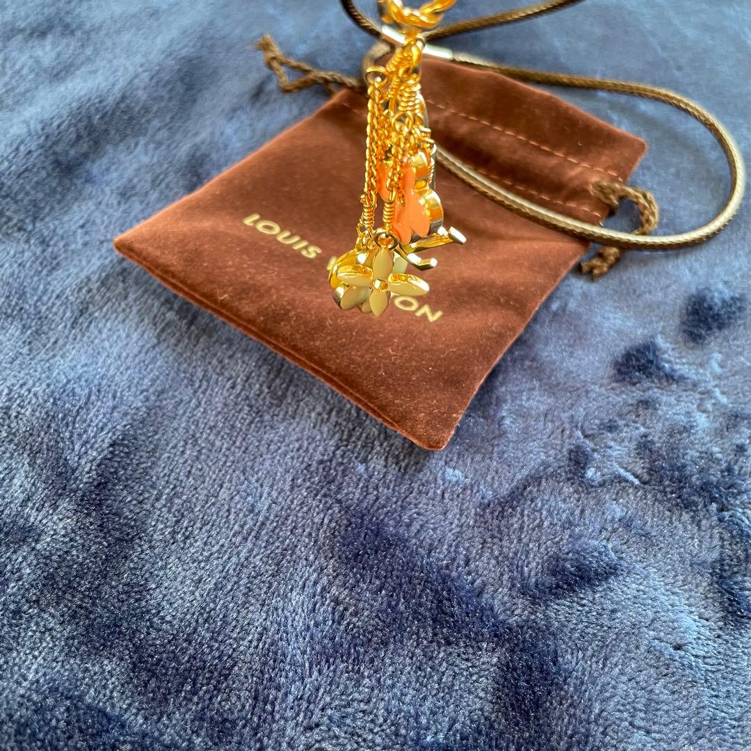 Louis Vuitton 花とハートのチャーム
