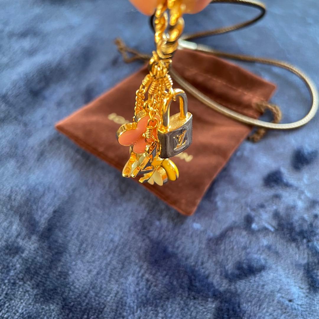 Louis Vuitton 花とハートのチャーム