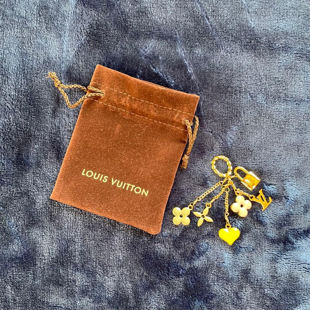 Louis Vuitton 花とハートのチャーム