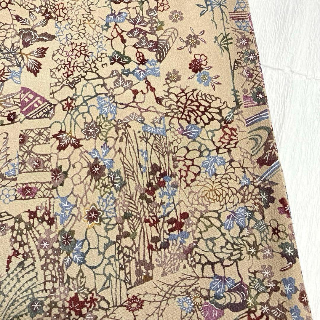 【良品✨】東レシルック　洗える着物　小紋　型染調　伽羅色　薄い茶色　草花模様E6