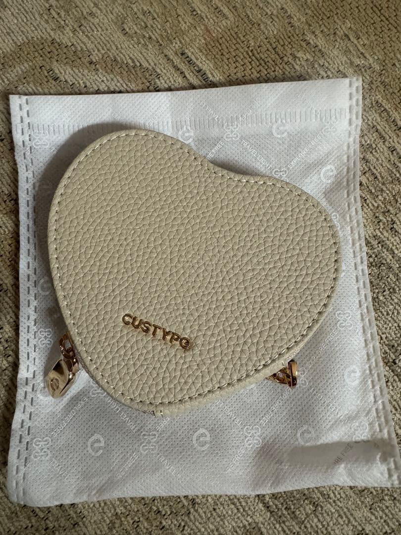 CUSTYPE ハート型ポーチ付きiPhone15Pro ケース