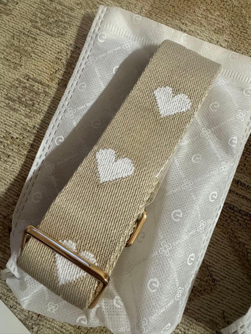 CUSTYPE ハート型ポーチ付きiPhone15Pro ケース