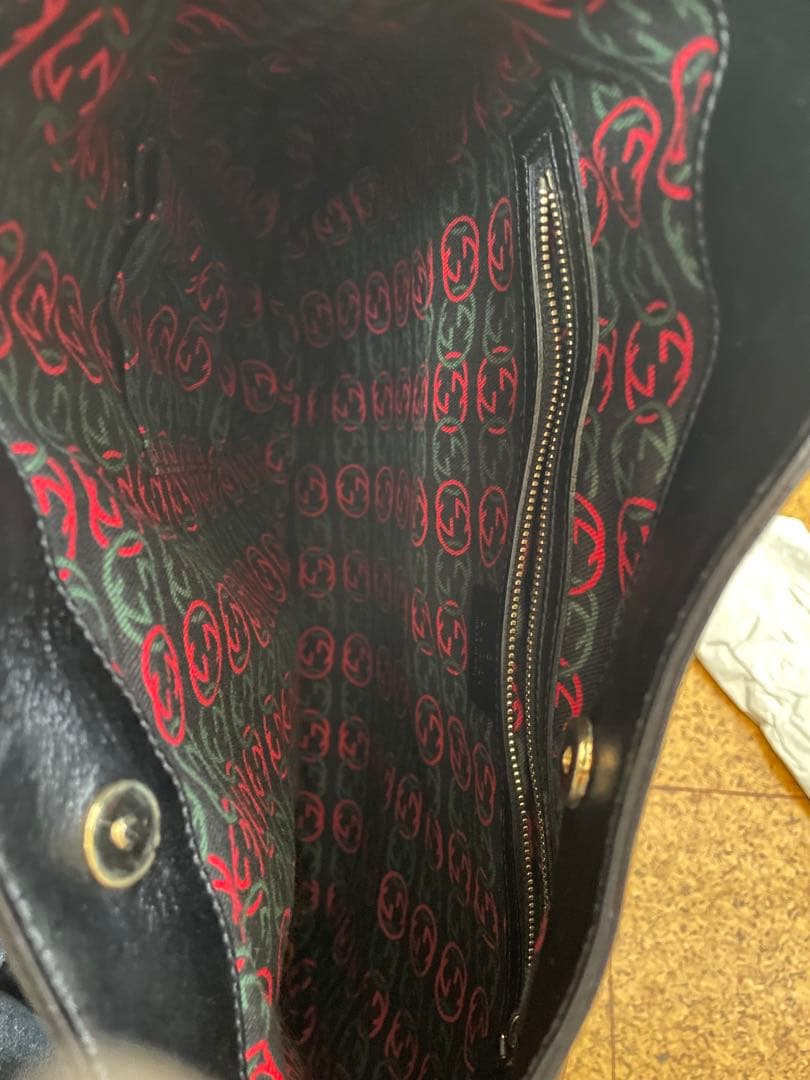 Gucci 本革ブラック ショルダーバッグ