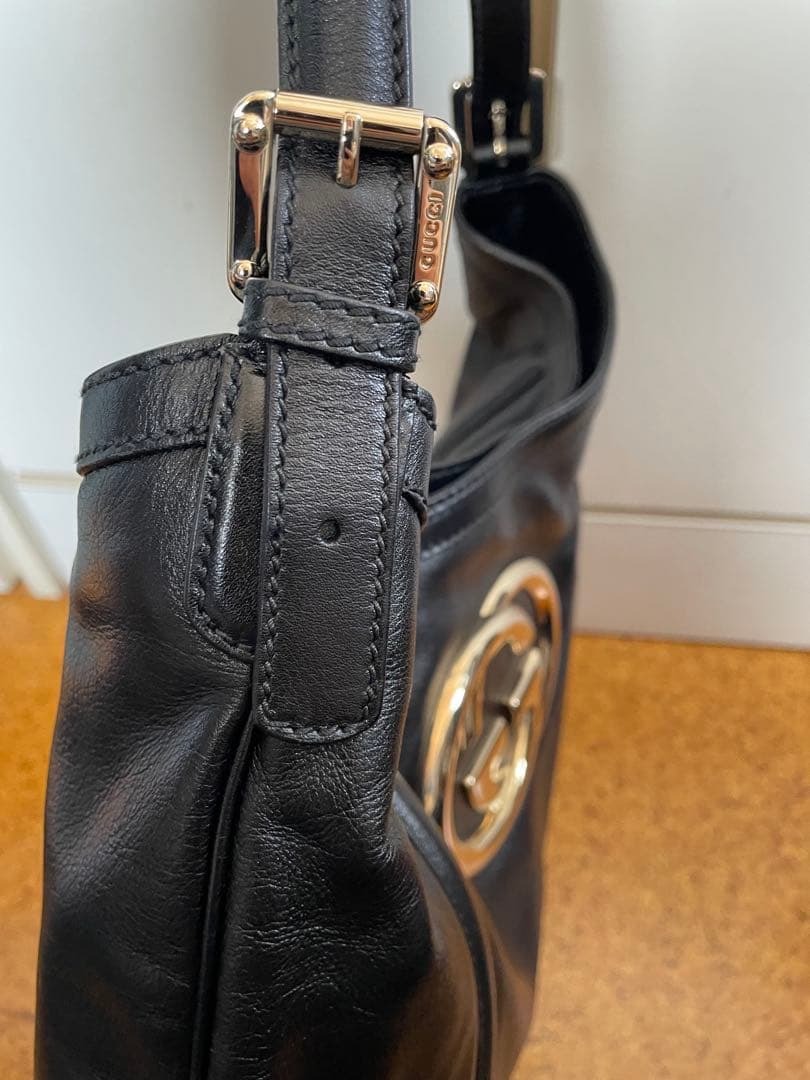 Gucci 本革ブラック ショルダーバッグ
