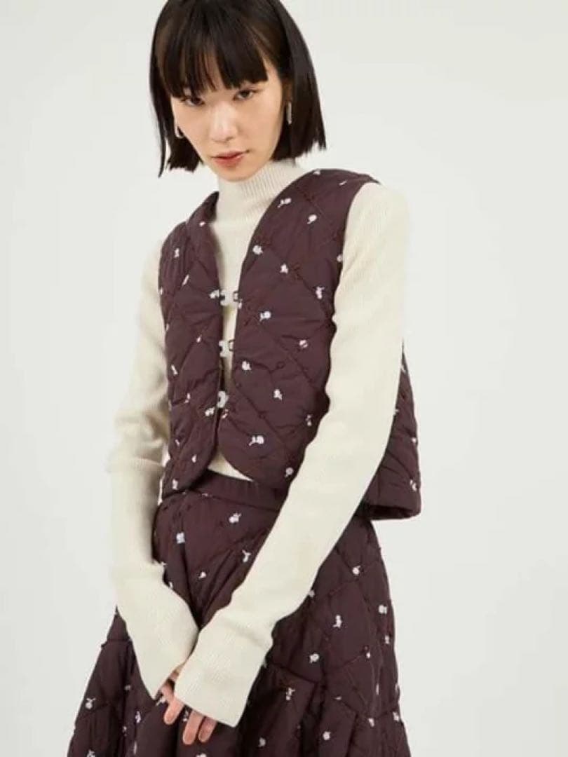 美品 emmi フラワーエンブロイダリー キルティング ベスト