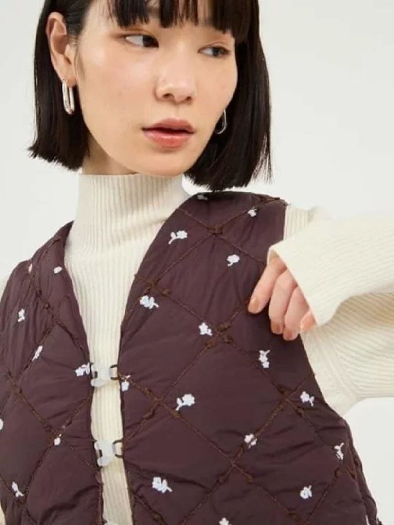 美品 emmi フラワーエンブロイダリー キルティング ベスト