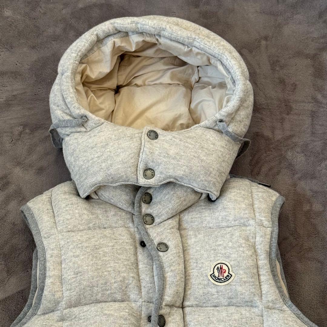 moncler マグリア ダウンベスト maglia 霜 グレー ロゴ ワッペン