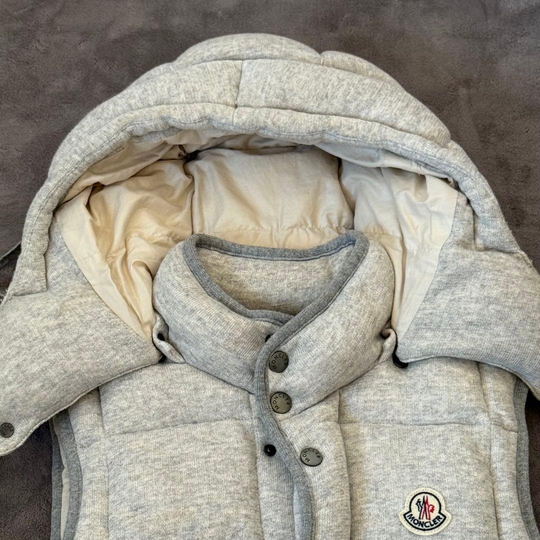 moncler マグリア ダウンベスト maglia 霜 グレー ロゴ ワッペン