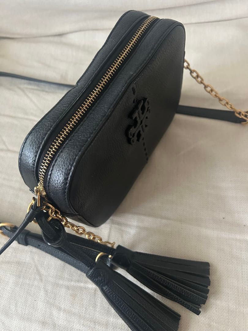 【トリーバーチ】ブラックレザーショルダーバッグ タッセル付き