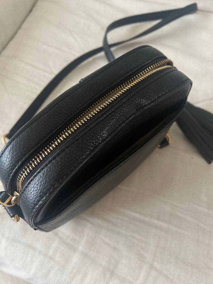 【トリーバーチ】ブラックレザーショルダーバッグ タッセル付き