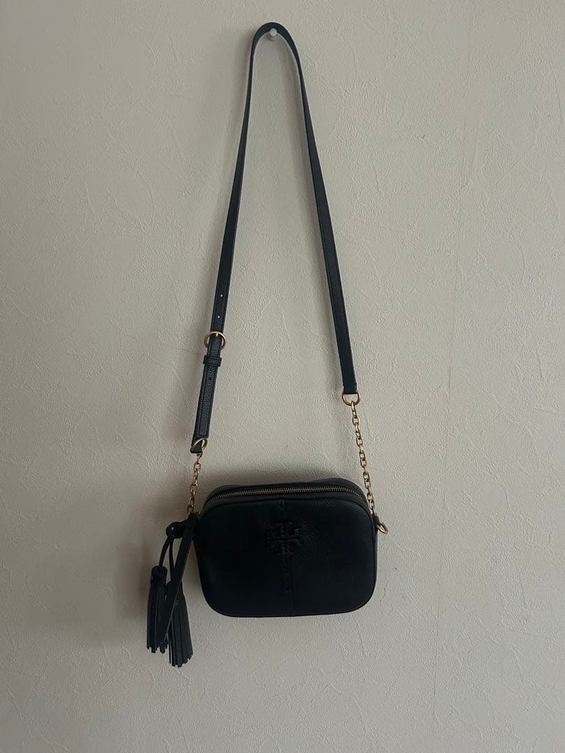 【トリーバーチ】ブラックレザーショルダーバッグ タッセル付き