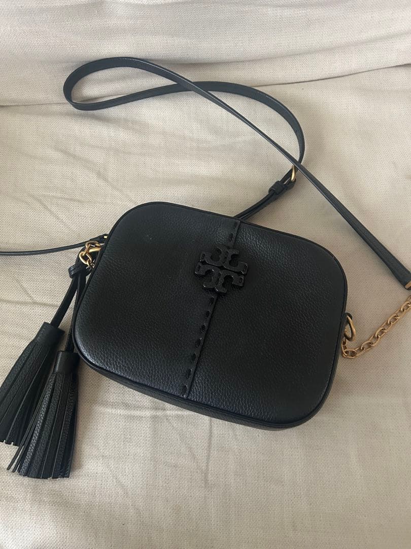 【トリーバーチ】ブラックレザーショルダーバッグ タッセル付き
