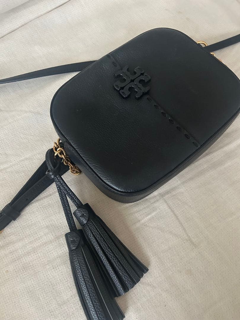 【トリーバーチ】ブラックレザーショルダーバッグ タッセル付き