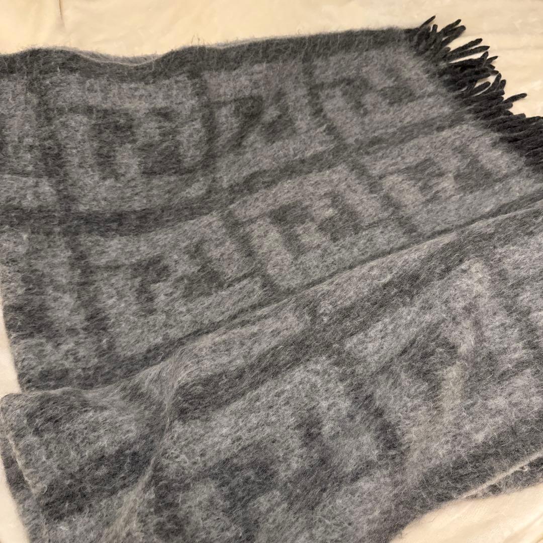 FENDI 大判 落ち着いたグレー色 ロゴデザインブランケット 秋冬