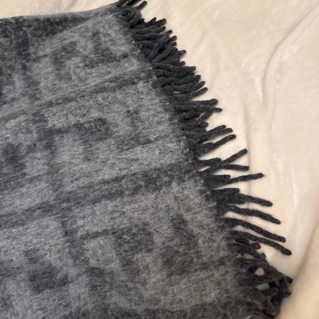 FENDI 大判 落ち着いたグレー色 ロゴデザインブランケット 秋冬
