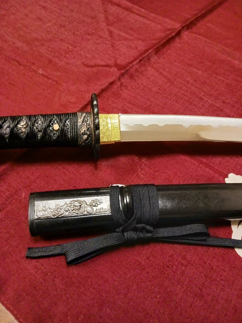 脇差し黒拵え(超薄刃)　化粧小柄付き　鉄鐔(京菊鐔)　刃文.備前伝(互ノ目乱れ)