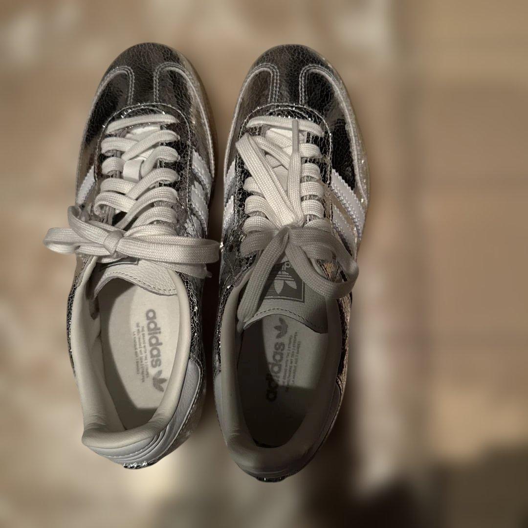 adidas メタリックシルバー スニーカー 235