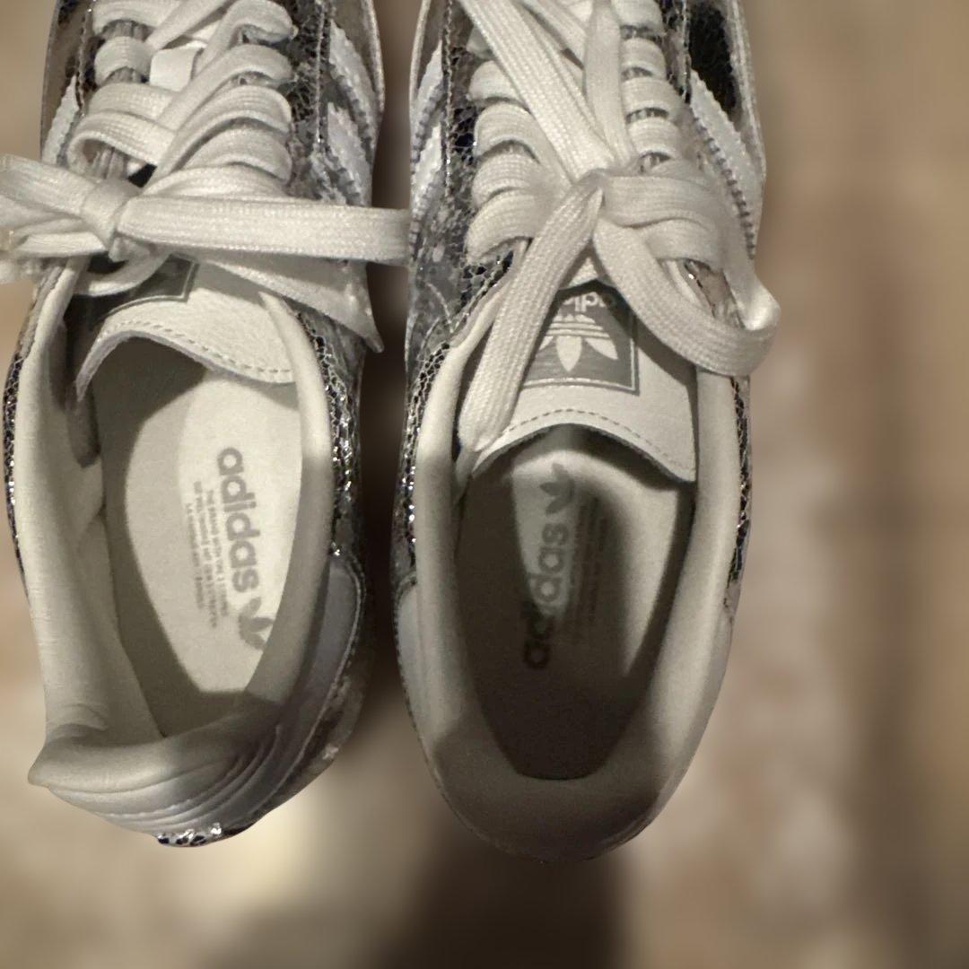 adidas メタリックシルバー スニーカー 235