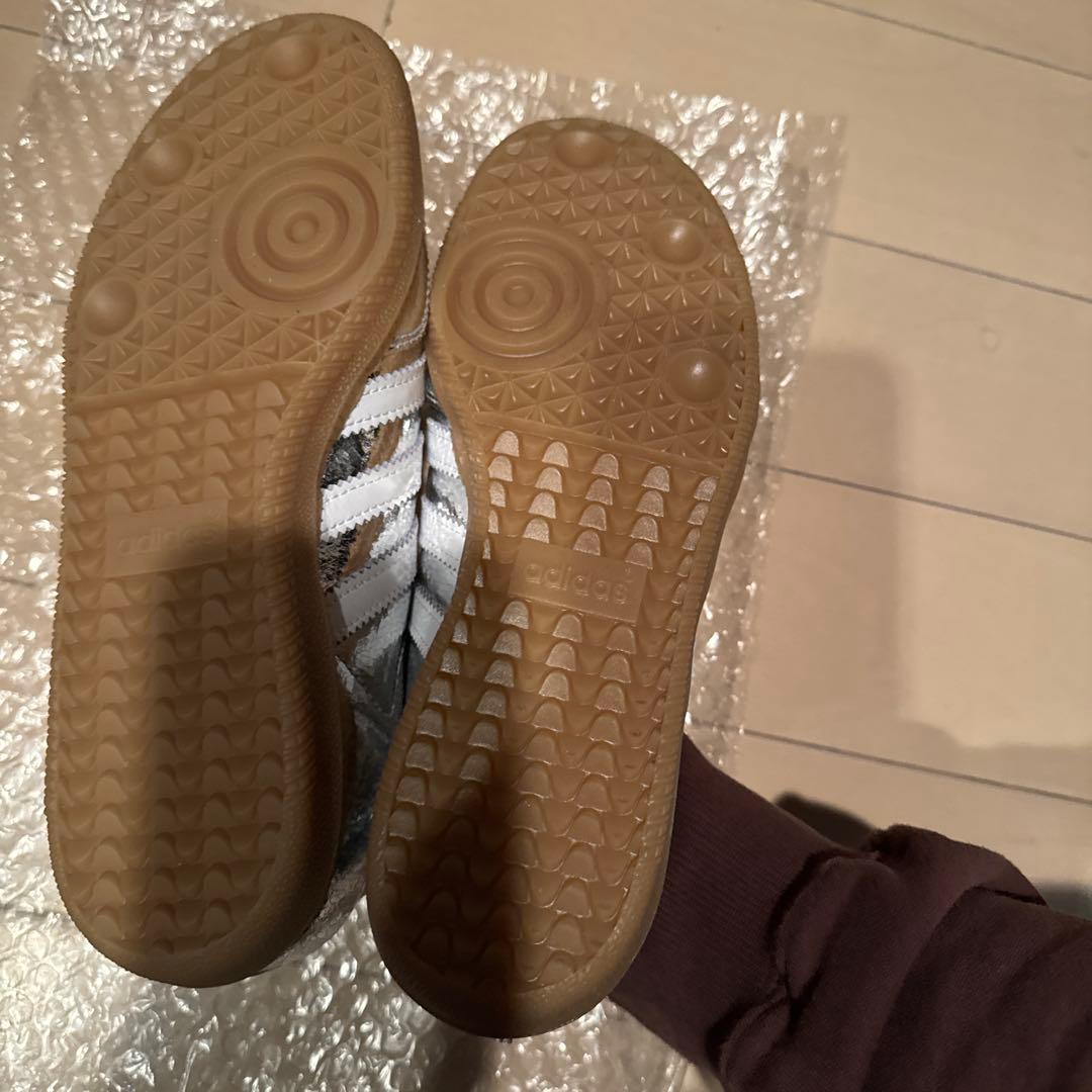 adidas メタリックシルバー スニーカー 235