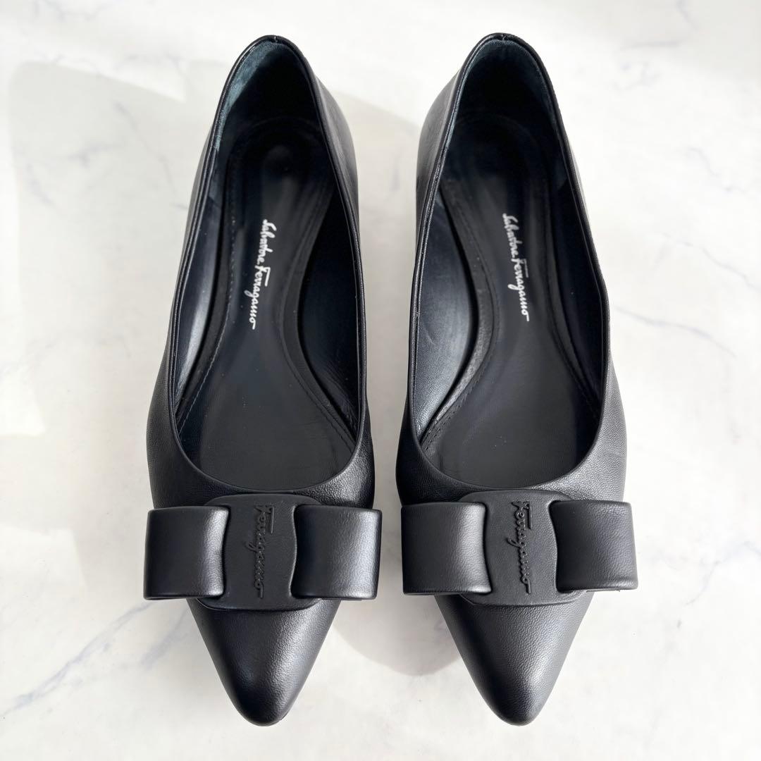 美品 フェラガモ 7.5D VIVA フラットパンプス ヴァラ レザー ブラック