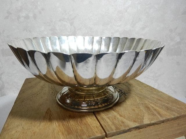 アンティーク骨董純銀製菊形台鉢（概数：口１７㌢、高６㌢、底８㌢、重３００㌘）