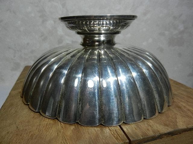 アンティーク骨董純銀製菊形台鉢（概数：口１７㌢、高６㌢、底８㌢、重３００㌘）