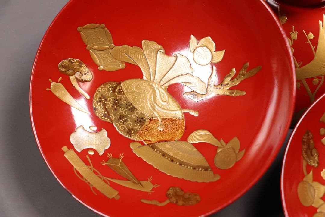 時代木製漆器 宝尽くし 朱塗三ッ組杯 鶴亀松竹梅 黒高台 金蒔絵 MA342