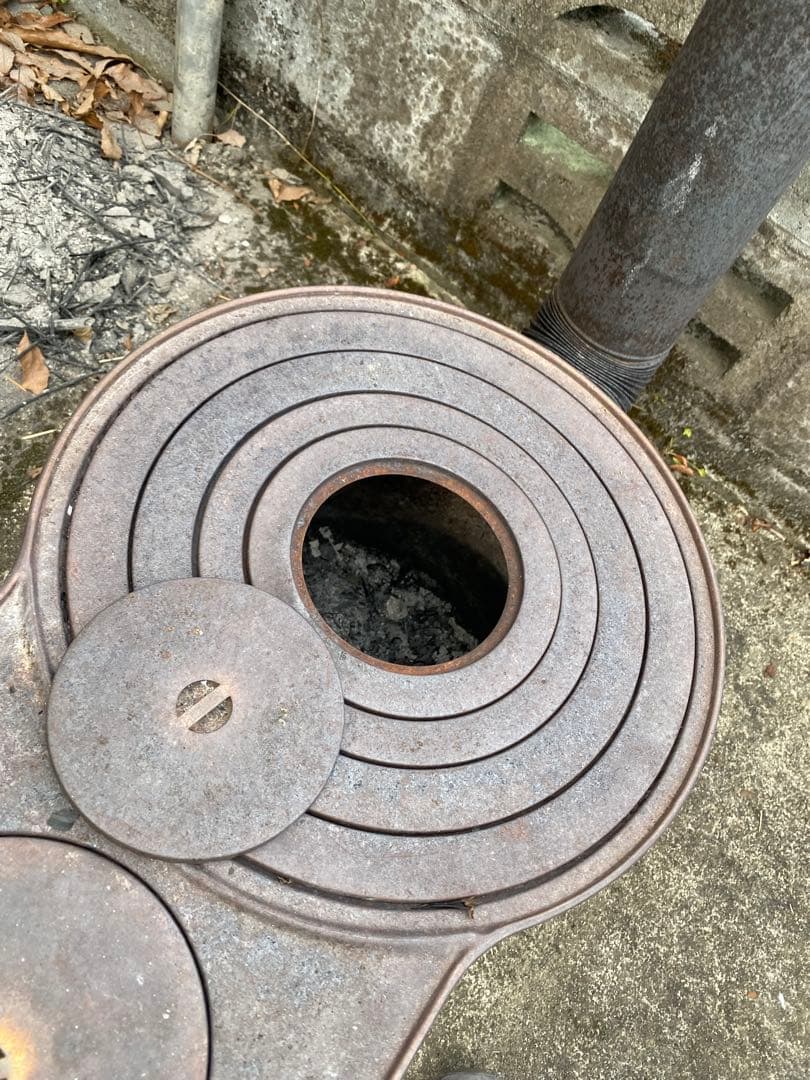 引き取り限定　薪ストーブ 煙突付き 金属製