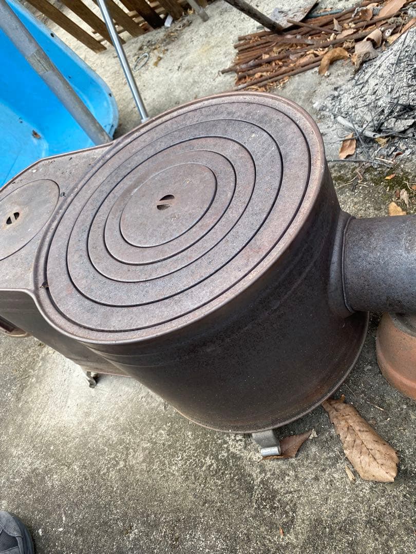 引き取り限定　薪ストーブ 煙突付き 金属製