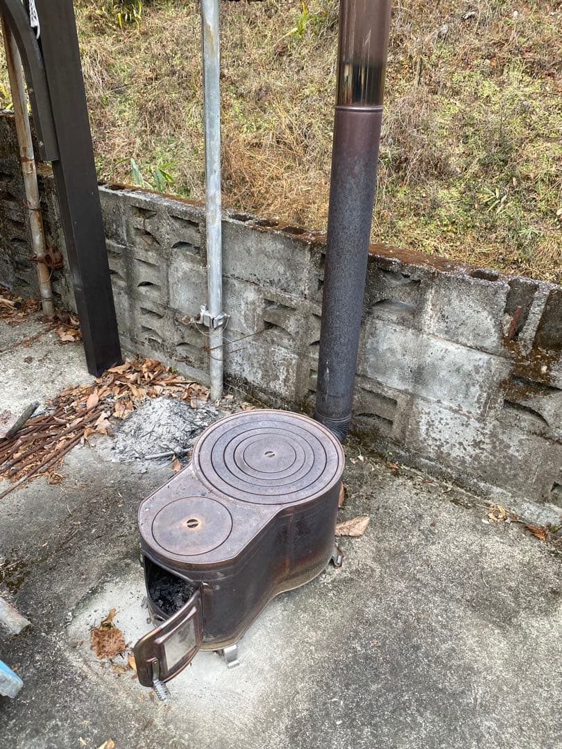 引き取り限定　薪ストーブ 煙突付き 金属製